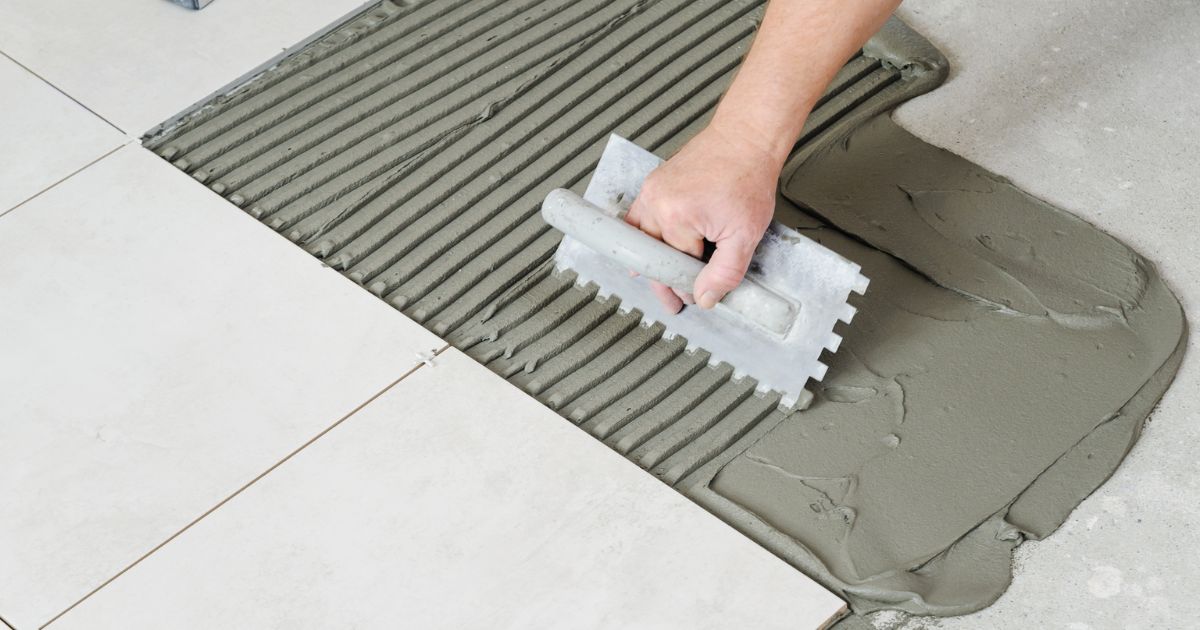 Aplikacja kleju żelowego Atlas wysokoelastycznego do płytek podczas remontu łazienki Warszawa – klej nie spływa, idealny na duże formaty